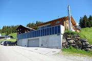 Heizhaus Biowärme Kristberg mit Fassadenkollektor, Kuster Gebäudetechnik GmbH, Schruns