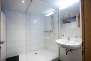 Badezimmer mit begehbarer Dusche, Kuster Gebäudetechnik GmbH, Schruns